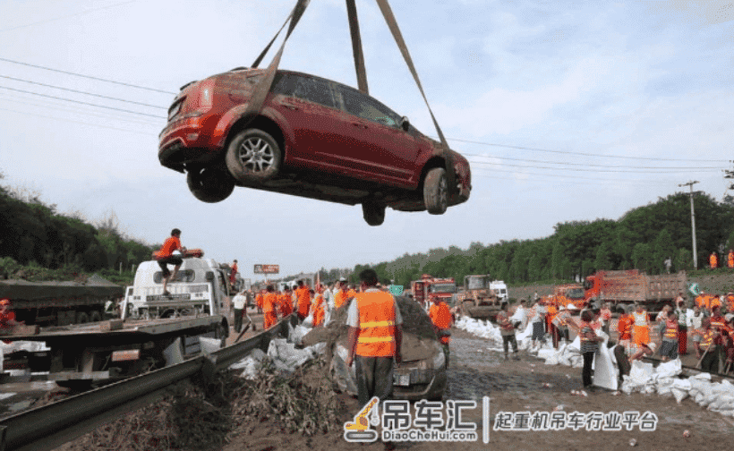 高速救援费用标价1公里70元?叫吊车得加价,网友:确定是救援?