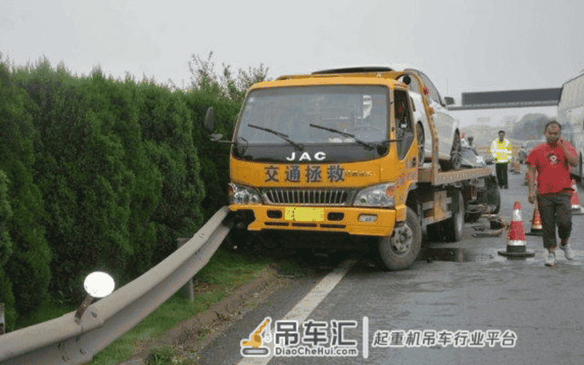 高速救援费用标价1公里70元?叫吊车得加价,网友:确定是救援?