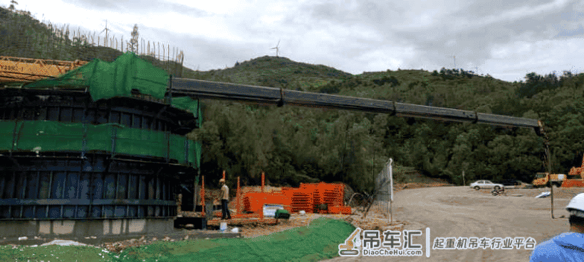 大吊车翻车,总是离不开下陷的支腿...