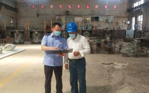 曹甸市监分局围绕 “四严”开展吊装熔融金属起重机专项整治