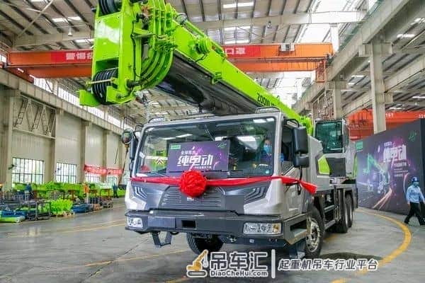 天马厦门柔性AMOLED项目开工; 全球首台纯电动汽车起重机下线