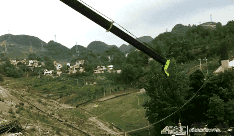 极光绿吊车翻车折大臂,老板欲哭无泪...