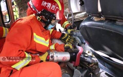 惨烈！面包车撞上停靠路边的吊车致2人死亡