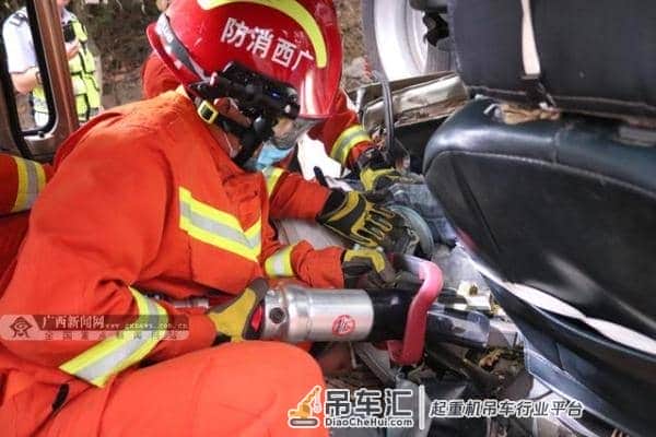 惨烈！面包车撞上停靠路边的吊车致2人死亡