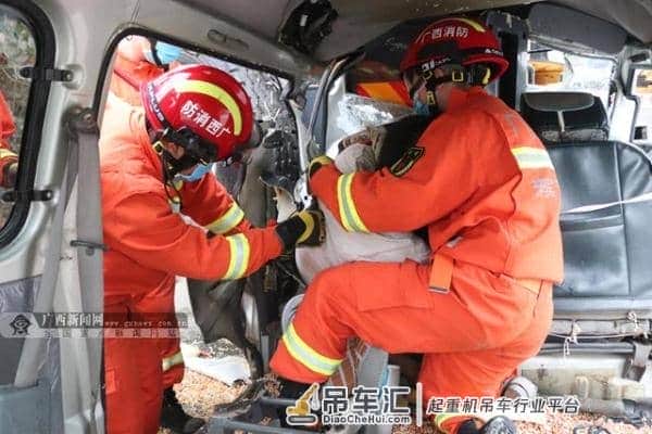 惨烈!面包车撞上停靠路边的吊车致2人死亡