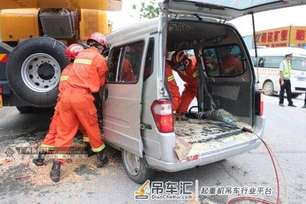 惨烈!面包车撞上停靠路边的吊车致2人死亡