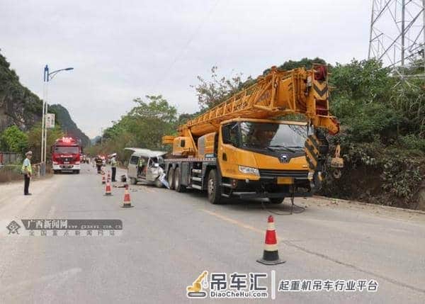惨烈!面包车撞上停靠路边的吊车致2人死亡