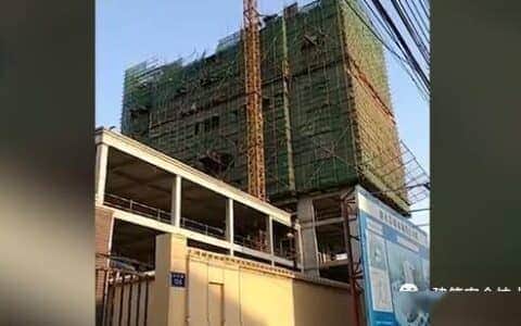 1死2伤！山东济宁一在建工地塔吊倒塌！塔吊要倒塌？其实很难！