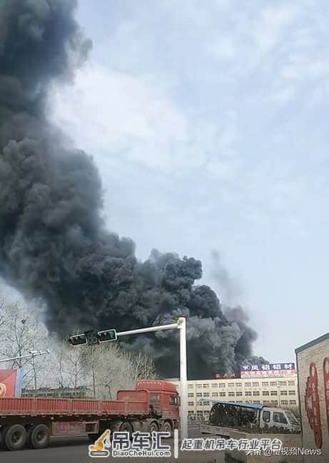 家具厂失火浓烟中一人被困楼顶,附近村民开吊车救人