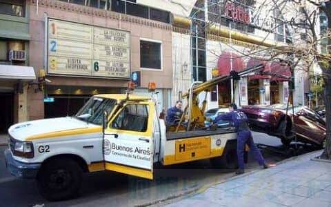 疫情隔离期间路旁停车遭拖吊，阿根廷布市政府违章拖吊公司遭民众质疑
