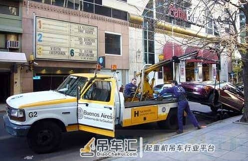 疫情隔离期间路旁停车遭拖吊，阿根廷布市政府违章拖吊公司遭民众质疑