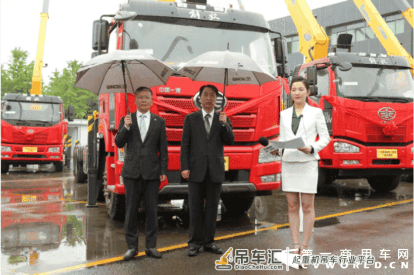 强强联手?一汽解放助力徐工随车吊市场,百台新车奔赴全国