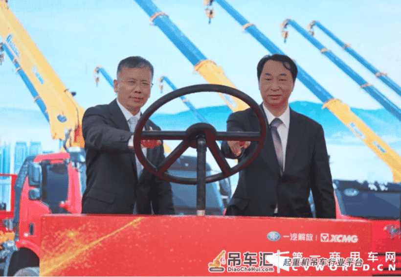 强强联手?一汽解放助力徐工随车吊市场,百台新车奔赴全国