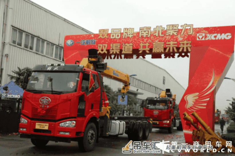 强强联手?一汽解放助力徐工随车吊市场,百台新车奔赴全国