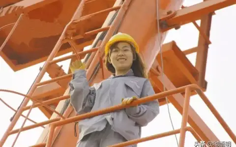 镜头下：90后女吊车司机的“尴尬”生活