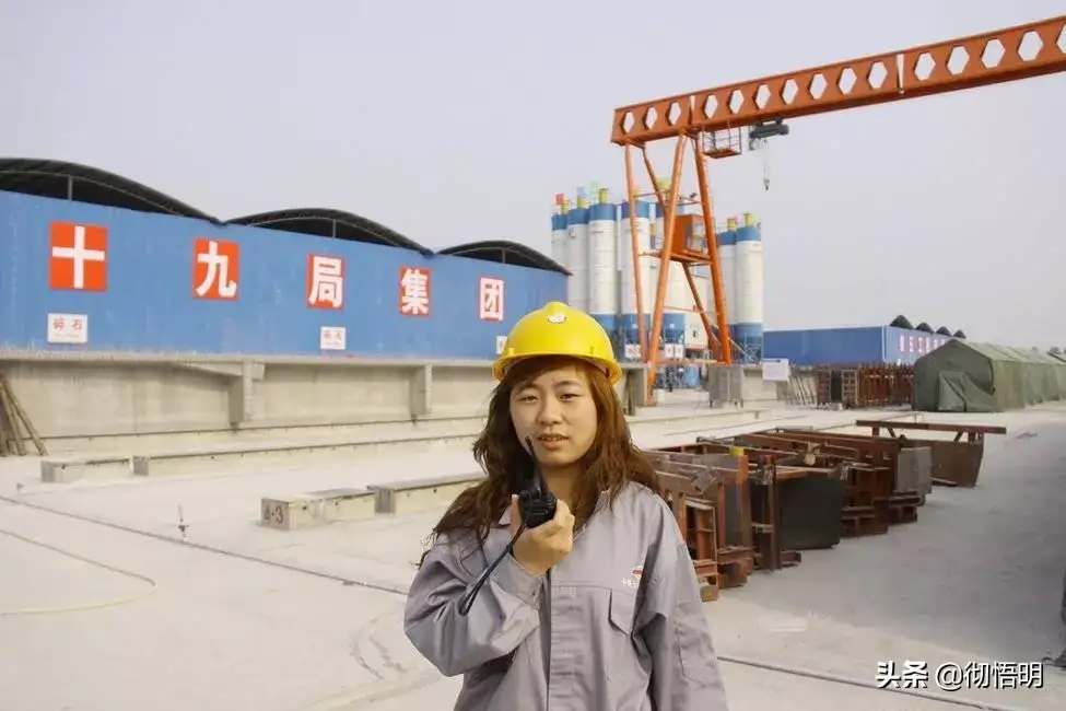 镜头下：90后女吊车司机的“尴尬”生活