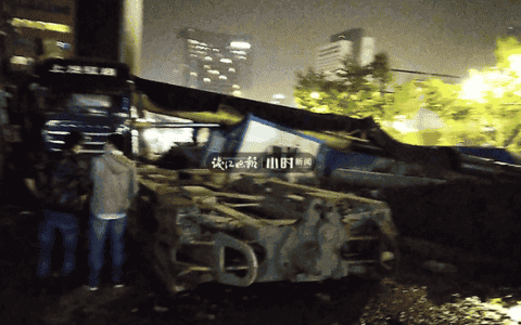 突发 | 杭州武林广场附近一建筑工地里吊车发生侧翻，无人员伤亡