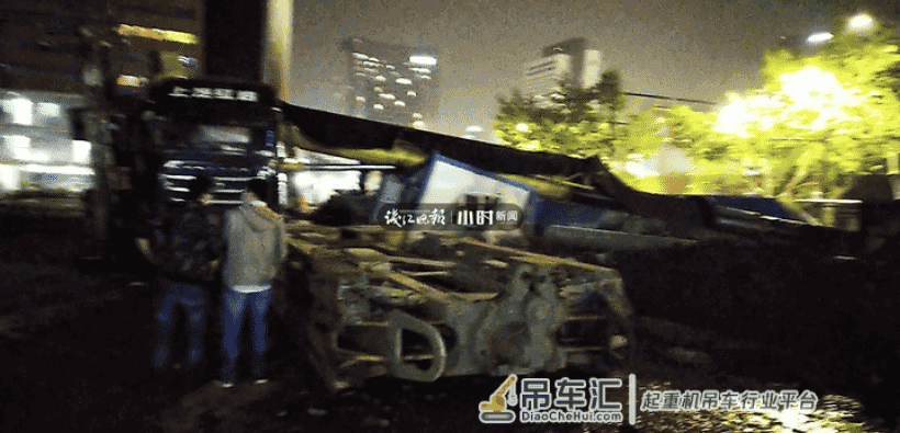 突发 | 杭州武林广场附近一建筑工地里吊车发生侧翻，无人员伤亡