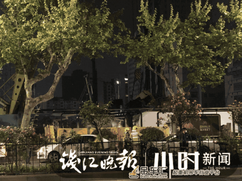 突发 | 杭州武林广场附近一建筑工地里吊车发生侧翻,无人员伤亡