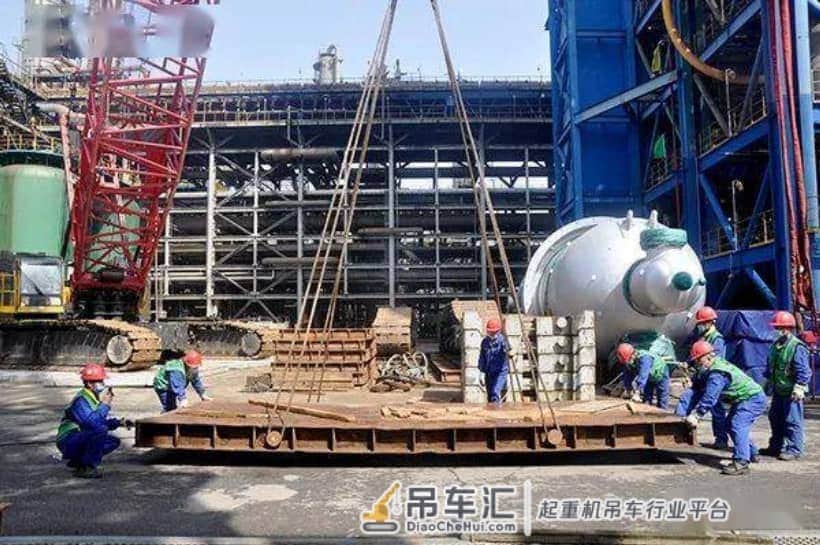 大连石化完成大检修项目750吨履带吊组装