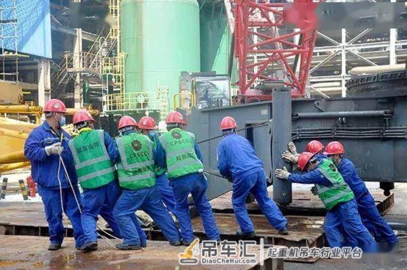 大连石化完成大检修项目750吨履带吊组装