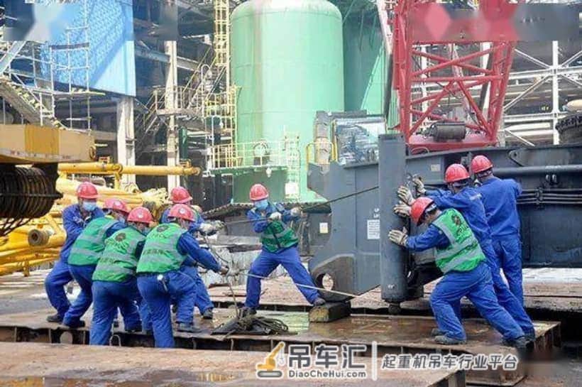 大连石化完成大检修项目750吨履带吊组装