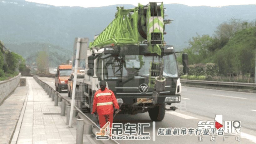 躲过一劫！吊车触碰高压线 整个驾驶室都发出了闪光……