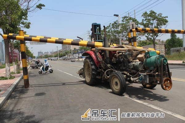 拖拉机撞断限高杆驾驶员被压 救援人员出动吊车解救