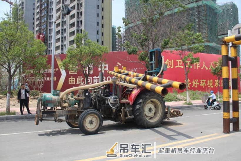 拖拉机撞断限高杆驾驶员被压 救援人员出动吊车解救