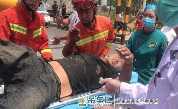 拖拉机撞断限高杆驾驶员被压 救援人员出动吊车解救