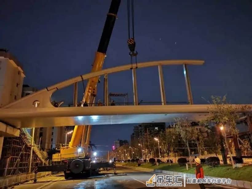 番禺这座人行天桥完成桥梁吊装!预计5月底可投入使用