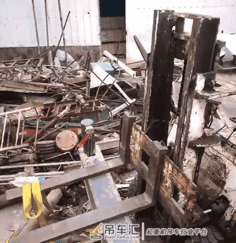 超载新思路:电机当配重,叉车兄弟来压腿
