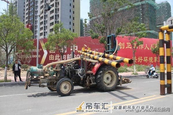商丘一拖拉机撞断限高杆驾驶员被压，救援人员出动吊车解救