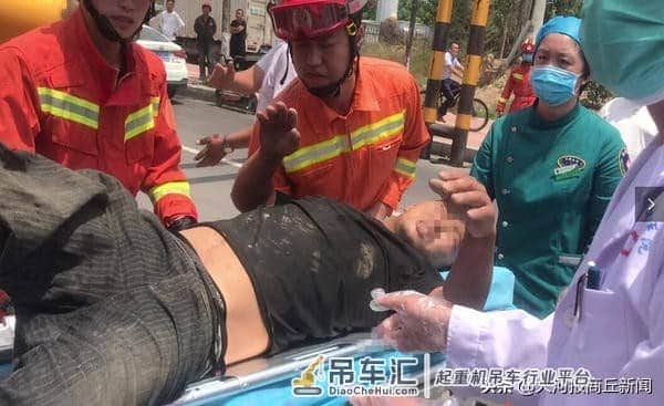 商丘一拖拉机撞断限高杆驾驶员被压，救援人员出动吊车解救