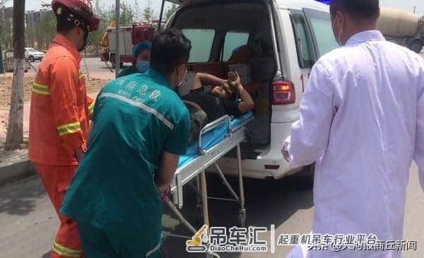 商丘一拖拉机撞断限高杆驾驶员被压，救援人员出动吊车解救