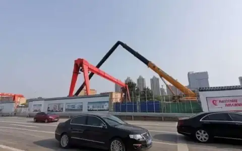 起重机长臂突然弯折，未造成人员受伤