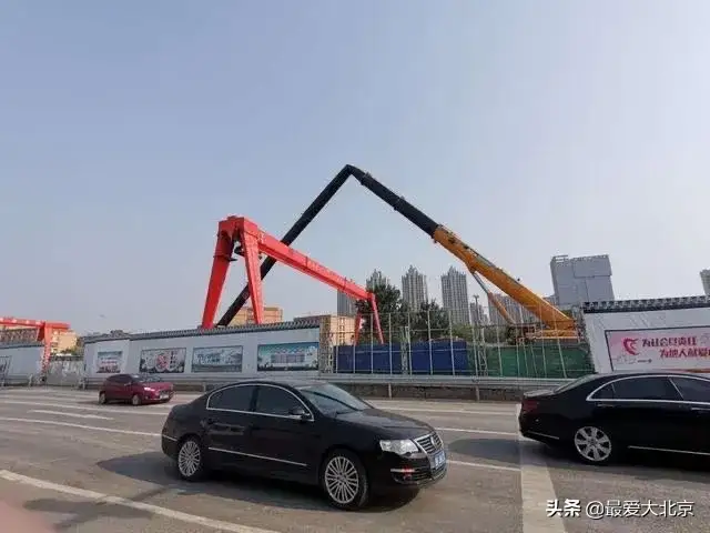 起重机长臂突然弯折,未造成人员受伤