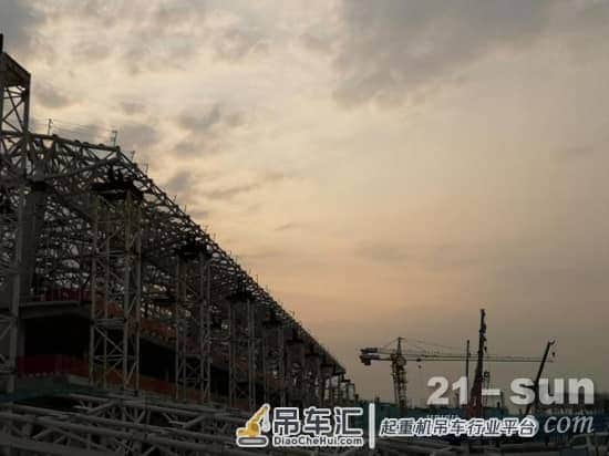 不惑之年的深圳特区有了自己的国际航空枢纽,三一吊装人身负重任