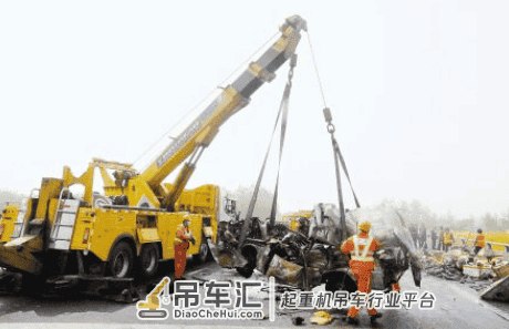 高速救援像"抢劫",标价1公里70元,叫吊车另外加钱,天价