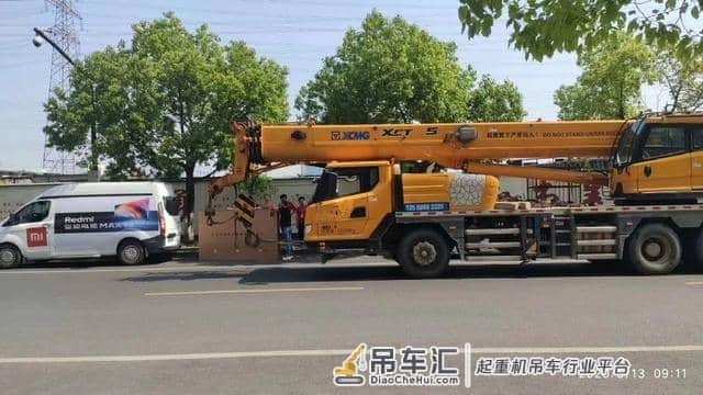 Redmi史上最贵电视发货，吊车安装入户？这98寸电视有排面！