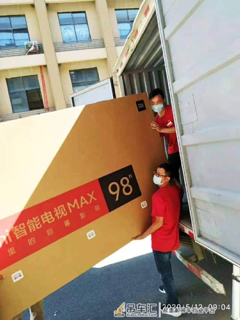 Redmi史上最贵电视发货，吊车安装入户？这98寸电视有排面！
