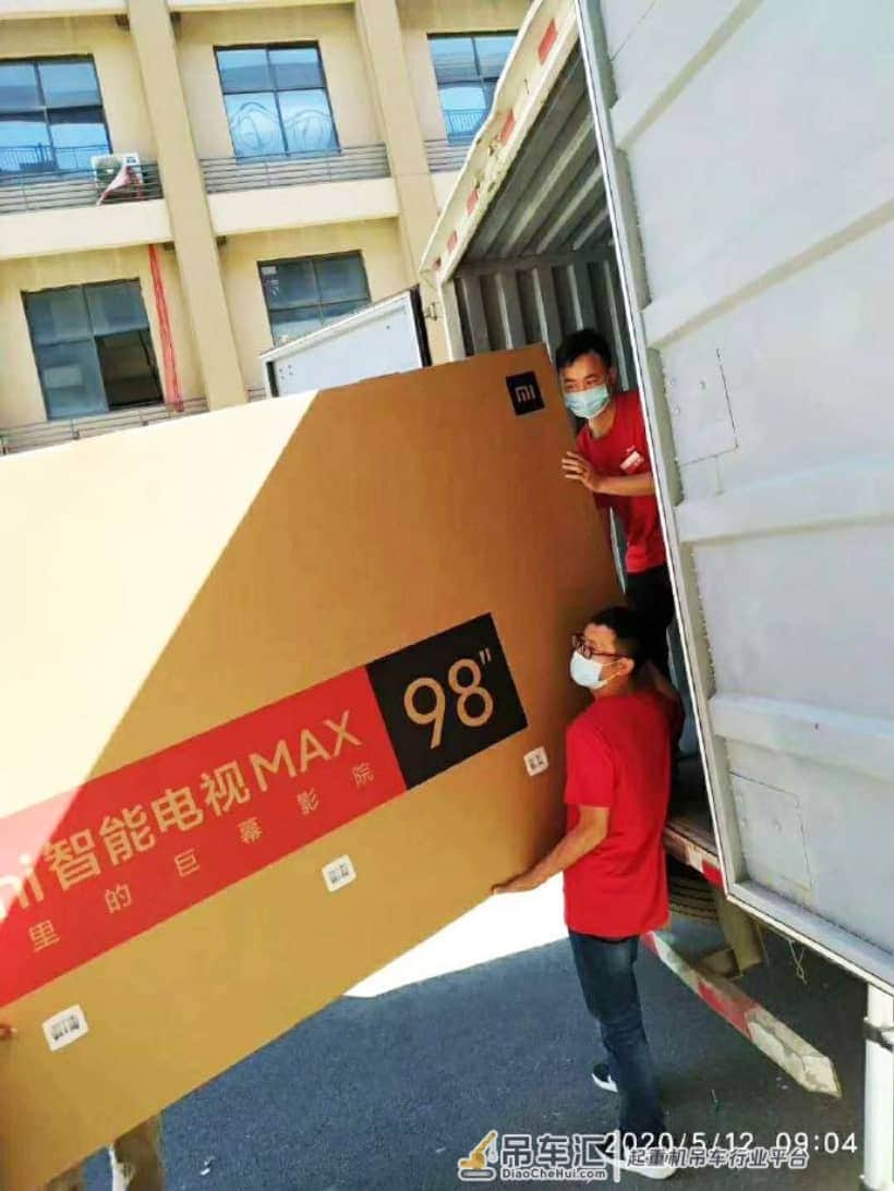 Redmi史上最贵电视发货,吊车安装入户?这98寸电视有排面