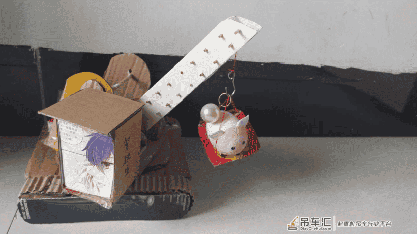 三一职院学生用废旧纸盒DIY起重机模型,助力环保
