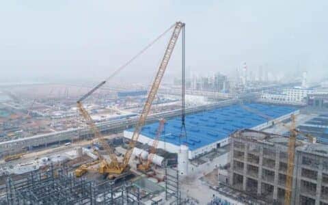 “巨舰入列”丨第四台XGC28000两千吨级履带起重机连云港完美首秀