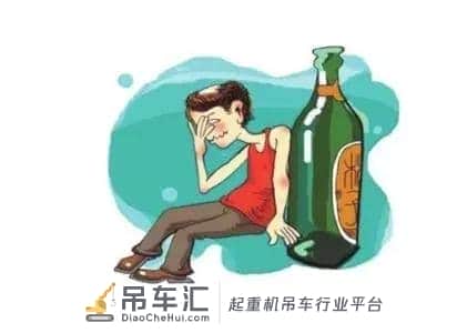 塔吊司机酒后作业,酒劲上头被困30米高空