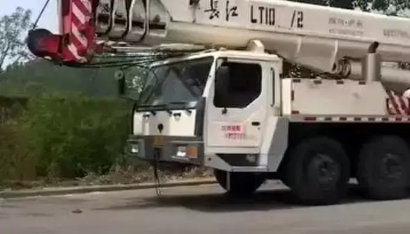 吊车施工将人砸伤,保险公司拒赔,法院这样判