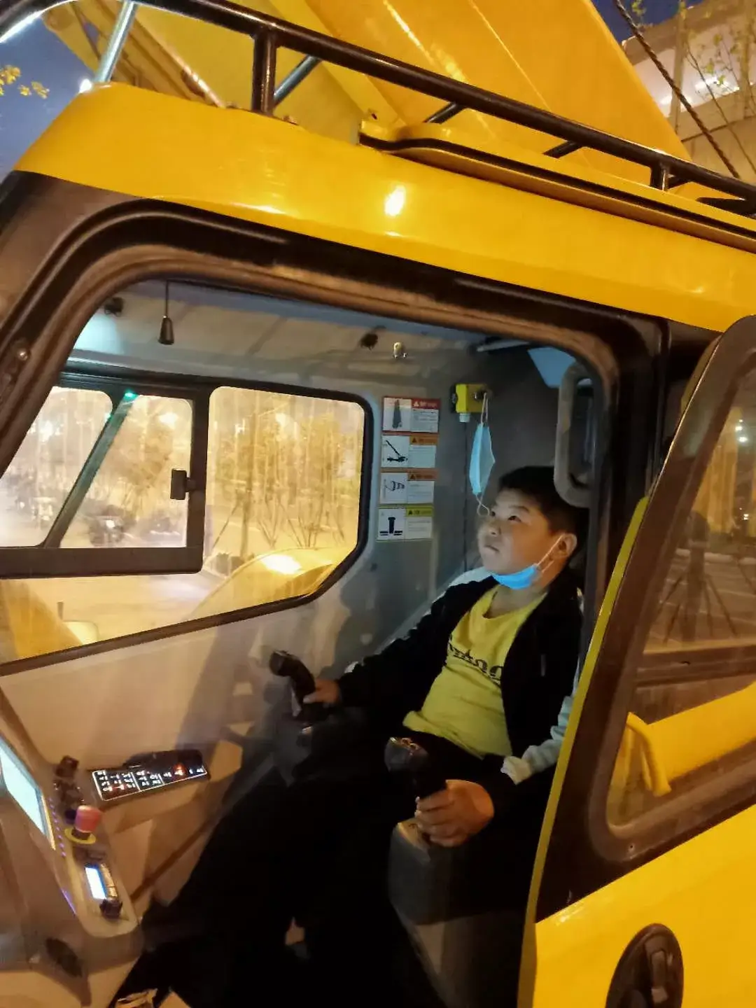 12岁就能开55吨吊车,29.3米吊5吨翻斗车,啥水平?