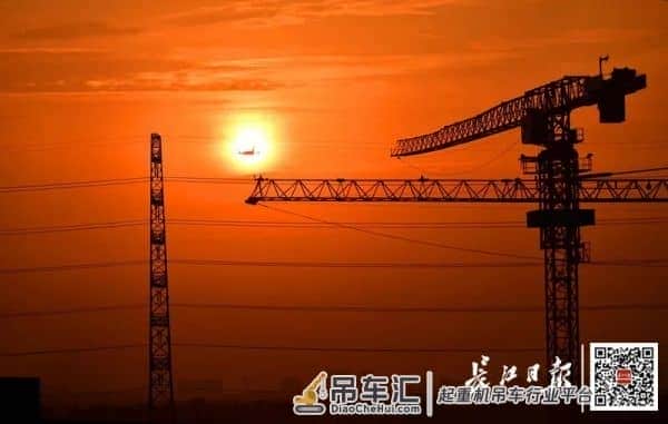 早安武汉 | 凌晨5点塔吊开动,武汉从晨曦中醒来