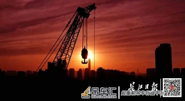 早安武汉 | 凌晨5点塔吊开动,武汉从晨曦中醒来