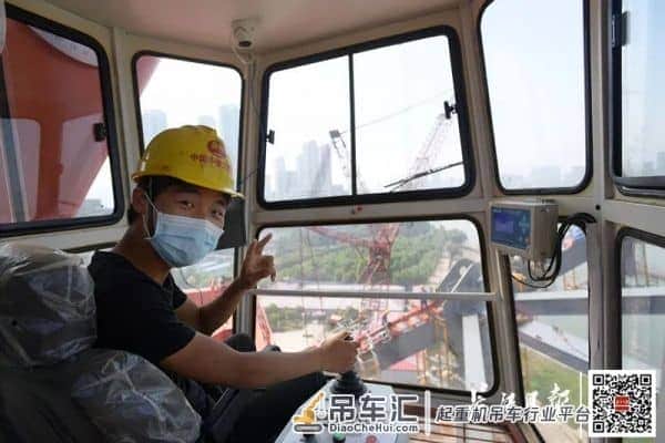 早安武汉 | 凌晨5点塔吊开动,武汉从晨曦中醒来